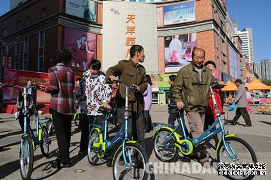 秦皇島市愛(ài)心企業(yè)向貧困家庭捐贈自行車(chē)
