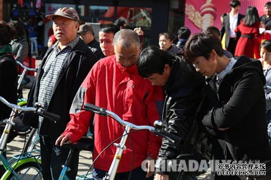 秦皇島市愛(ài)心企業(yè)向貧困家庭捐贈自行車(chē)
