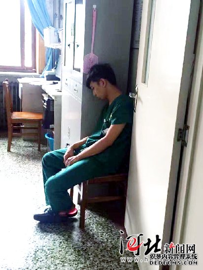 北戴河醫院醫生上完夜班靠櫥柜睡著(zhù) 獲贊“最美睡姿”